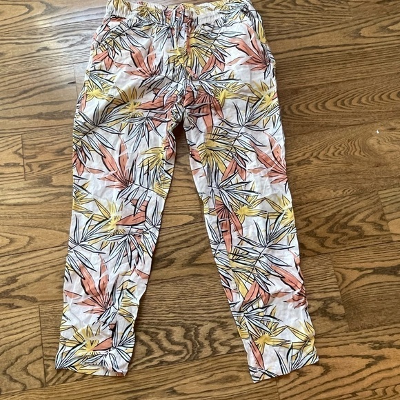 3/$30 Serra medium crop tropical linen/ cotton pants - Picture 2 of 3